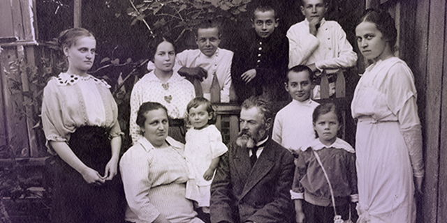 Early 20th century family with eight children