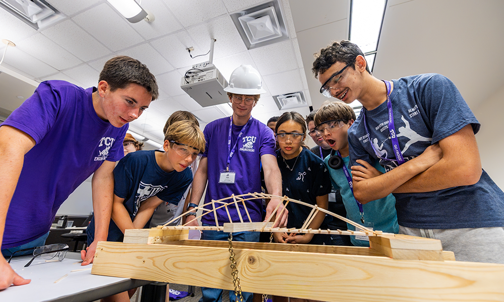 Young students learning hands on via an engineering experiement