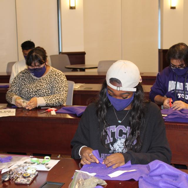 Photo of students volunteer